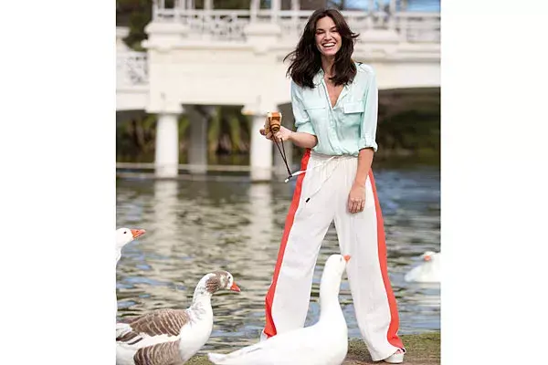 Camisa de seda (Paula Cahen D''''Anvers, $740), palazzo de crêpe (María Cher, $1400), plataformas de charol (Prüne, $1450)