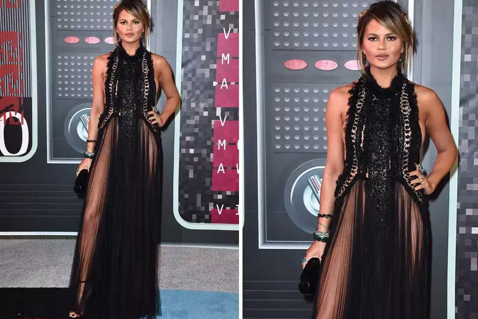 Chrissy Teigen, pareja de John Legend, optó por un diseño bordado y con transparencias de Marchesa. Otra que se llevó todas las miradas masculinas