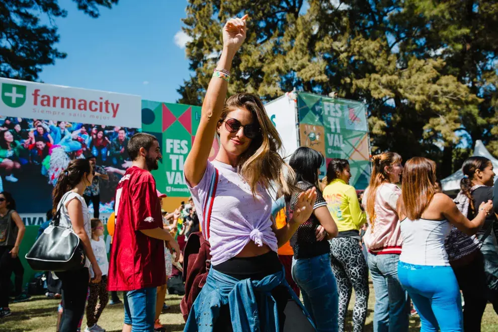 Agustina Casanova, poniéndole mucha onda al festival Farmacity con un look relajado de calzas y remera anudada