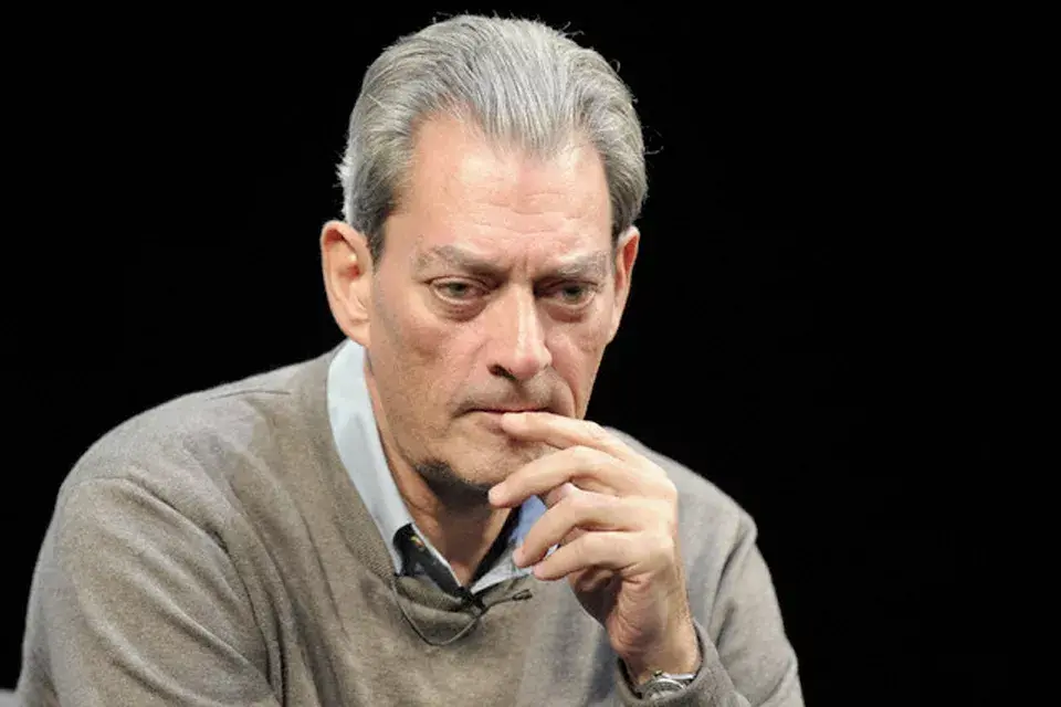 Ojos azules, mirada de niño grande, Paul Auster no sólo nos seduce por sus novelas.