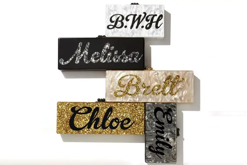 Los clutch de acrílico con las iniciales, uno de los últimos objetos de deseo de las fashionistas