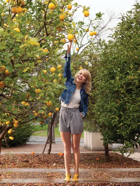 CAMPERA DE DENIM (BOLIVIA, $2990), TOP DE SEDA CON VOLADOS (ANÓNIMAS, $1377), SHORT A RAYAS CON LAZO (COMPLOT, $999), SANDALIAS DE CUERO (MISHKA, $5840).