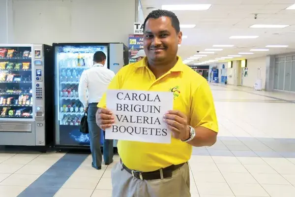 Nos recibieron en el aeropuerto (muy bien no entendieron los apellidos) y entramos al toque en el cordial clima panameño