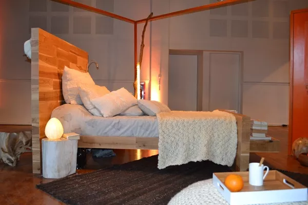 La cama de madera de El Corral multiplica funciones: detrás, tiene un espejo + perchero; delante, un estante de apoyo