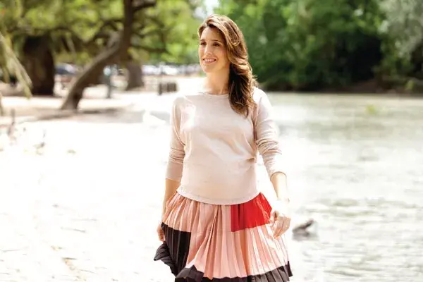 Remera de algodón con escote bote y mangas 3/4 (Paula Cahen D´Anvers, $250). Falda de seda plisada (Vitamina, $680). Sandalias de gamuza rosa (Sofi Martiré, $989)
