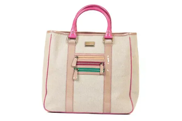 De lino con manijas de charol (Jackie Smith, $1690)