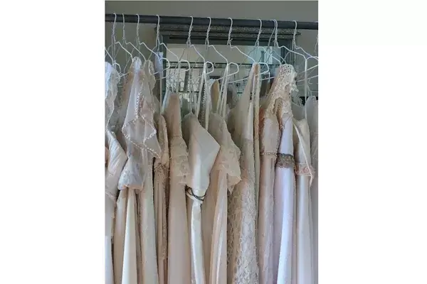 Hay vestidos de todas las épocas y de diversos diseños. Las opciones son tantas que no vas a saber con qué modelo quedarte
