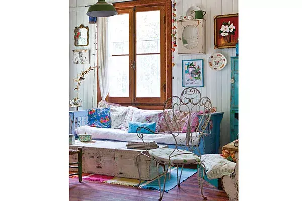 Reemplazó la antigua chimenea, demasiado chica, por una salamandra con puerta de vidrio (Tromen). Todavía no revocó el nicho, así que decidió taparlo poniendo celosías blancas de fondo