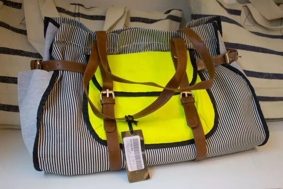 Cartera estampada con detalle en amarillo $389. Se viene con todo este color, a tener en cuenta.