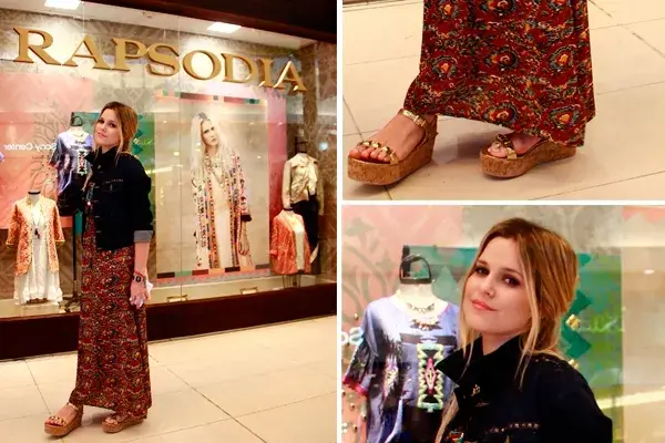 Jenny Williams eligió una pollera larga estampada y unas sandalias con tachas doradas