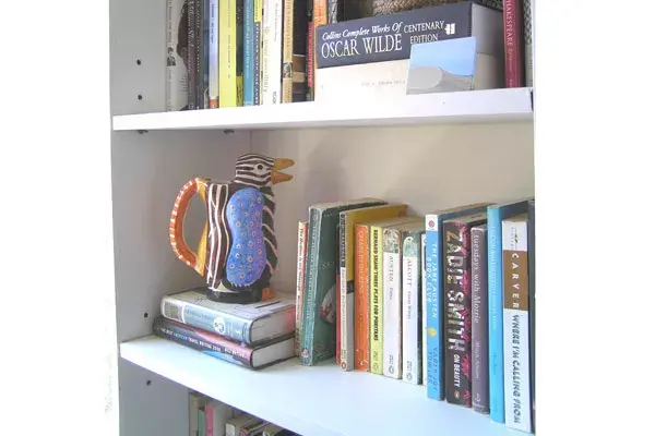 Detalle de la biblioteca de Silvina con un pingüino de la artista Desirée de Ridder