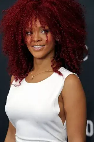 Rihanna con la melena afro, pero en versión colorada