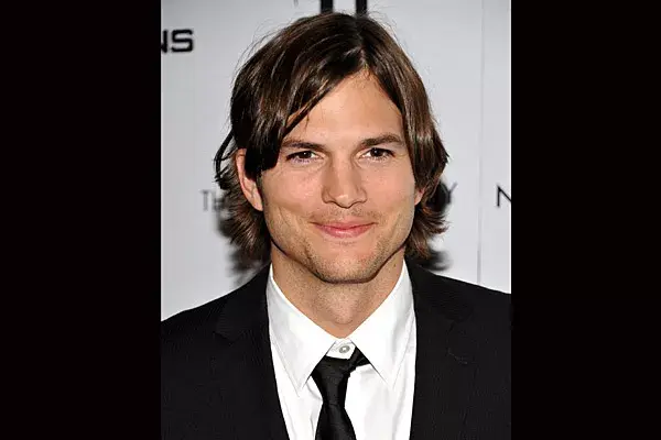 Ashton Kutcher confesó a la revista Men´s Health que su secreto para mantenerse en forma es el Bikram Yoga
