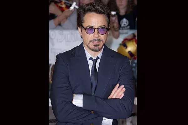Robert Downey Jr. también es adepto al yoga hot