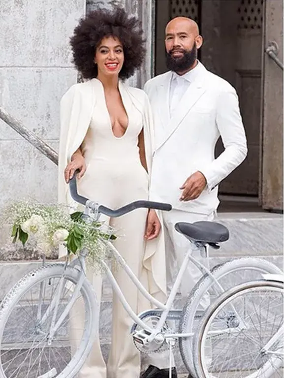 Los novios llegaron a la ceremonia ¡en bicicleta!