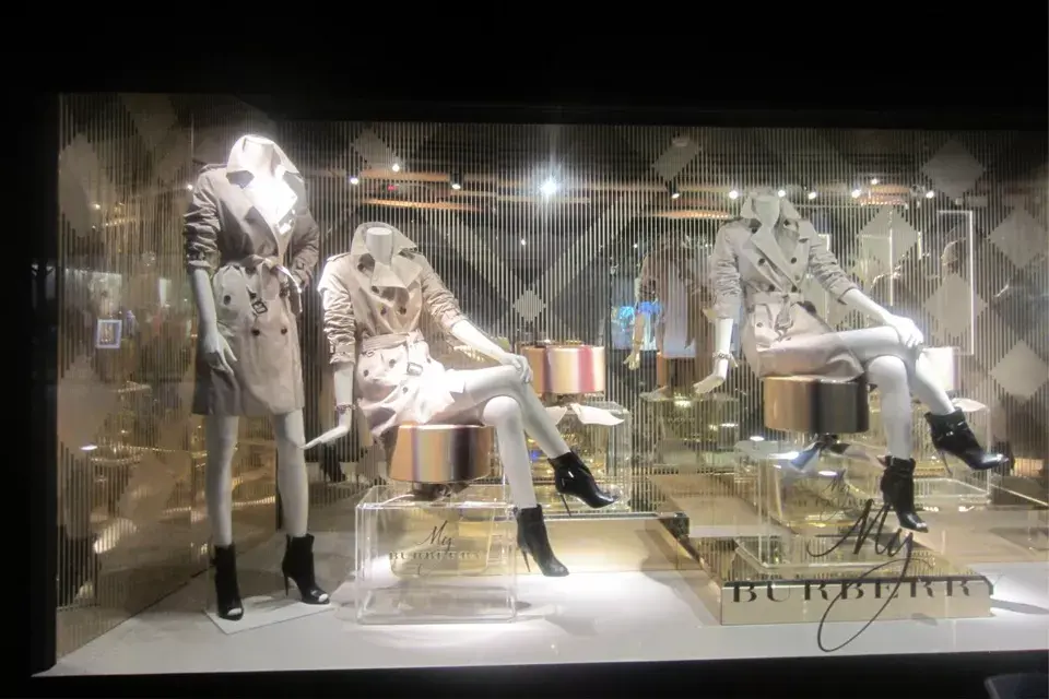 Las prendas clásicas y con buena confección se convierten en íconos del mundo de la moda. En este caso, el trench de Burberry