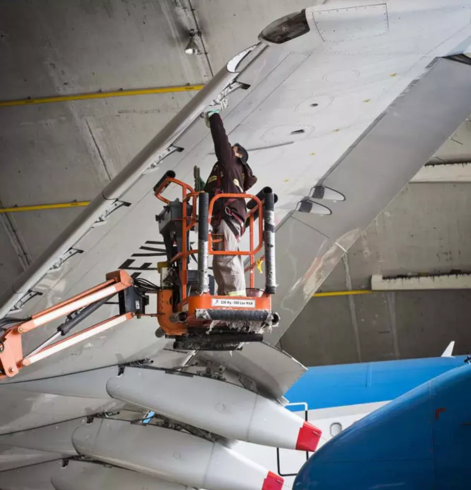 Al hangar 4 llegan los aviones para hacer una “revisión menor” de uno a tres días: se limpian en profundidad, se inspeccionan y se realizan cambios periódicos de piezas superficiales