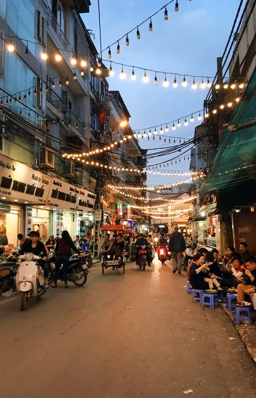 Old quarter de Hanoi, la parte más antigua de la ciudad. Repleta de bares, templos y motos.