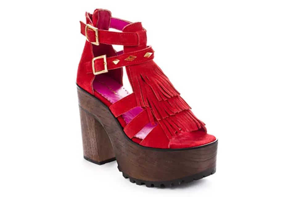 Zapatos con plataforma de madera (Laura Constanza, $1480)