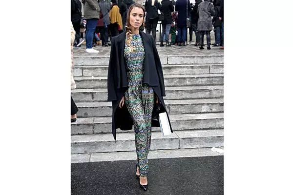 Muy glam con mono de paillettes y levita en los hombros