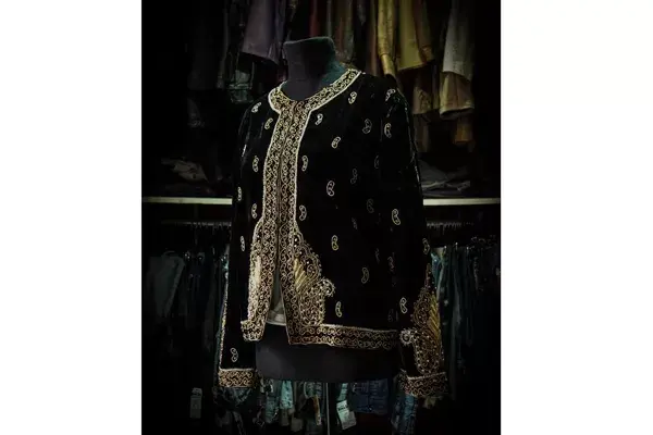 Hay prendas desde los años 30 hasta la actualidad. Podés encontrar diseños con cuero cuero, blazers, camisas, vestidos, impermeables, zapatos, botas, carteras y tocados