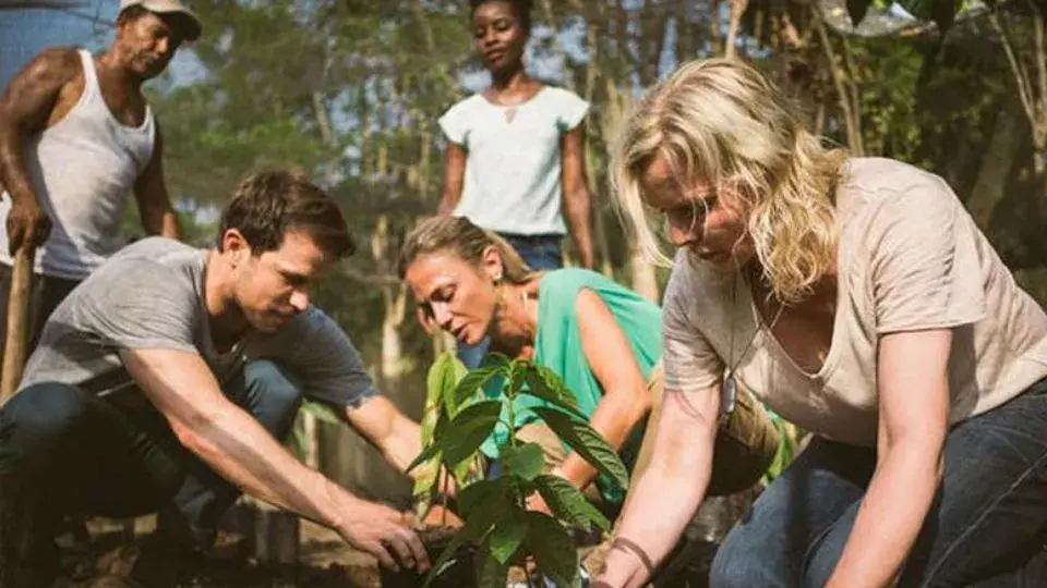 Una de las actividades de impacto social en las que pueden participar los turistas es en una plantación de cacao