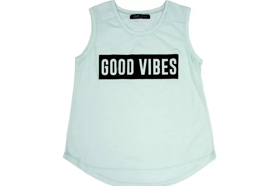 Remera (Riffle Jeans, $260)