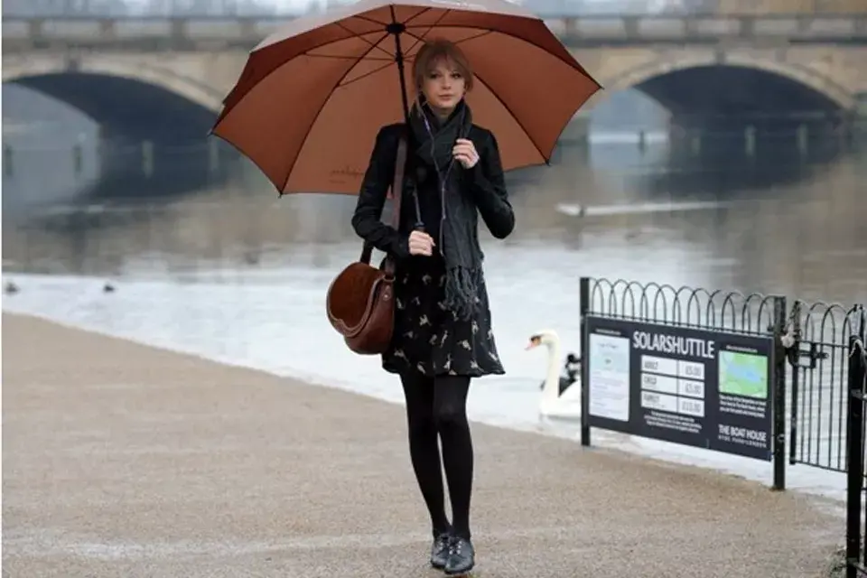 Taylor Swift con un look encantador bajo la lluvia. Sólo ella puede verse así de elegante y lucir tan bien