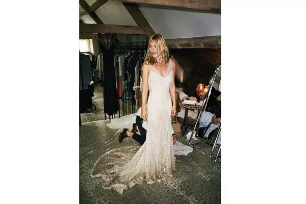 En  una de las pruebas de su vestido de novia por John Galliano