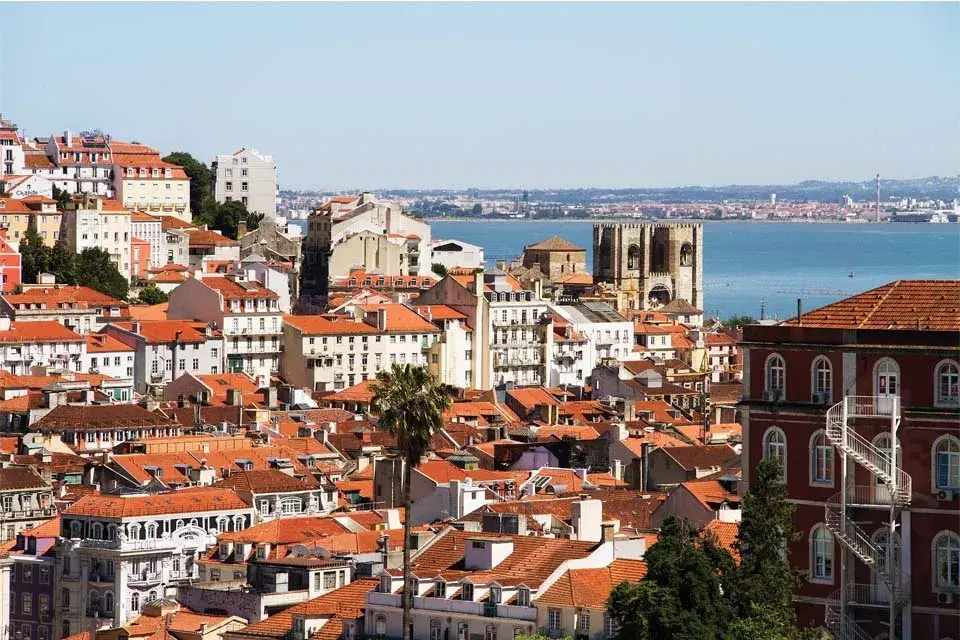 Desde el Mirador San Pedro Alcántara se ven La Baixa, el río Tajo y la colina del Castillo San Jorge