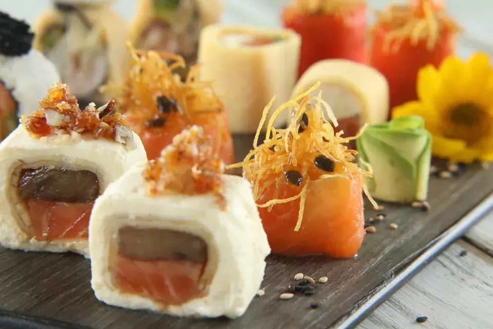 Además de sushi podés pedir platos de cocina japonesa peruana