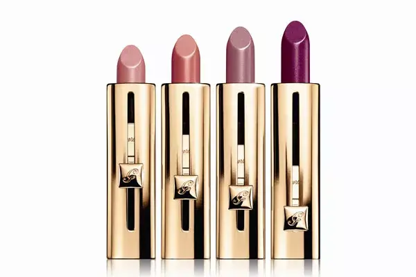 Para una barra de labios segunda piel que ilumina e hidrata generosamente los labios (Guerlain,  $280)