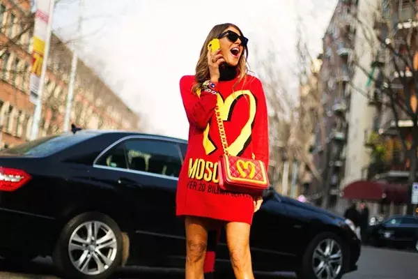 Las fashionistas ya adoptaron prendas de la colección capsula de Moschino