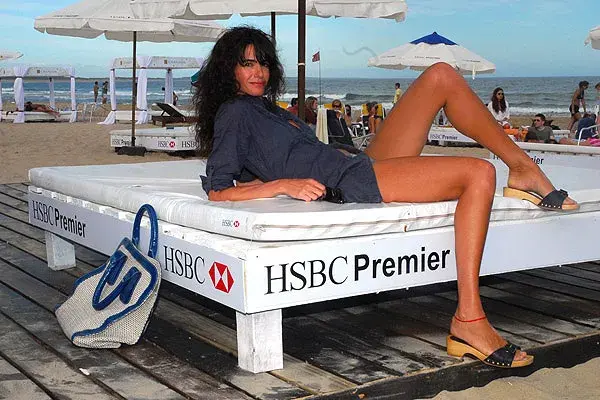 Relajadísima y con los pelos al viento, Florencia Raggi eligió la gama del azul para ir al parador de HSBC en Punta