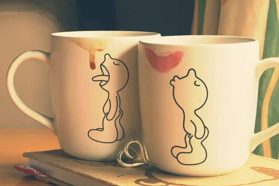 Estos personajes se toman lo que chorrea de tu taza o le dan besos a los restos de tu labial