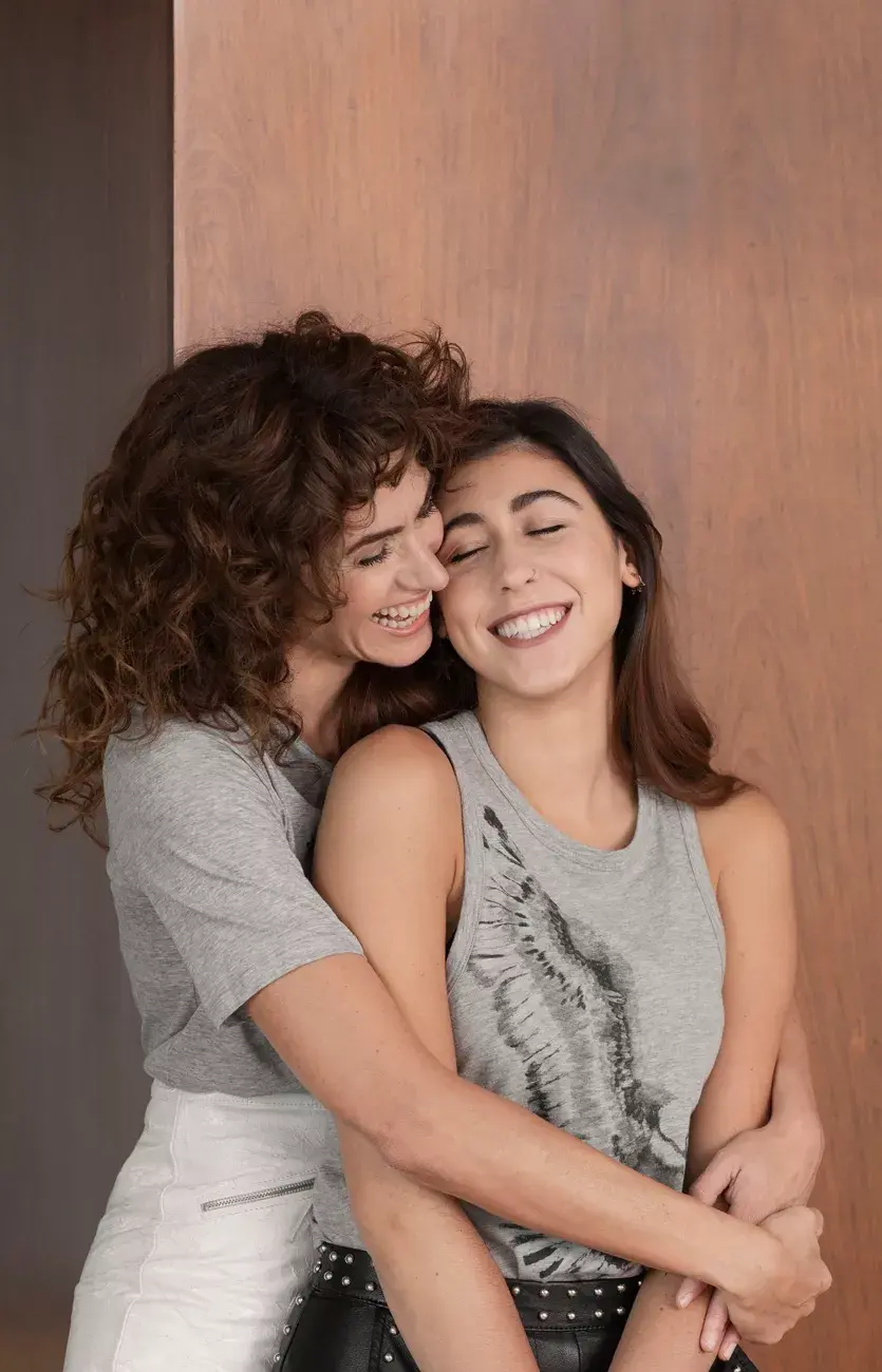 Renata: musculosa (Paula Cahen D’Anvers, $1100), short (Uma, $8500). Flor: Remera (Uma, $1600), mini (Uma, $7100). 