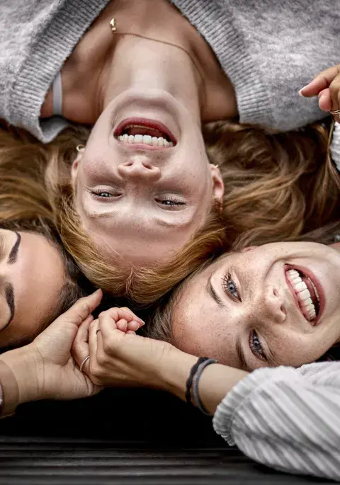 amigas que se abrazan felices