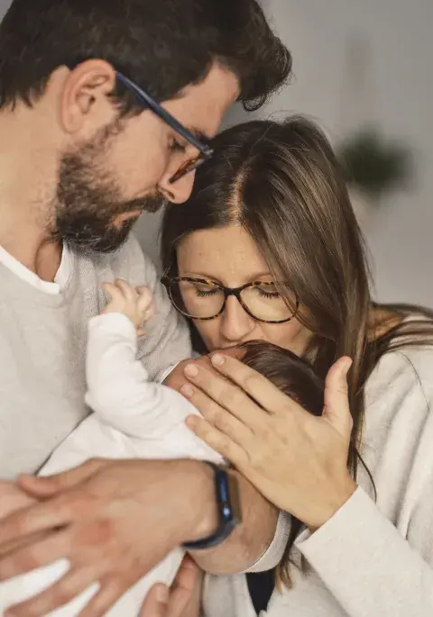 pareja comparte con bebé