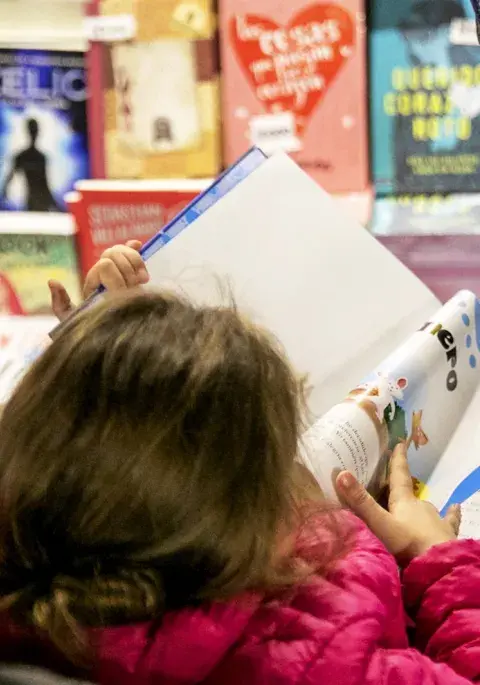 chicos en la feria del libro infantil