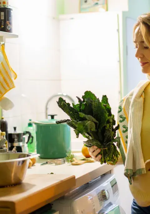 mujer cocina casero en invierno
