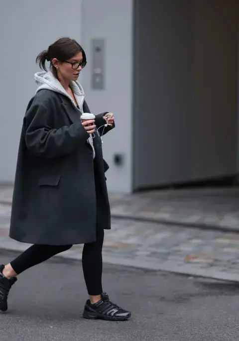 Mujer con look deportivo caminando por la calle