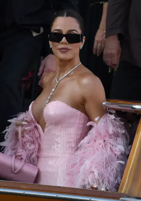 Kloe Kardashian con un vestido rosa con plumas