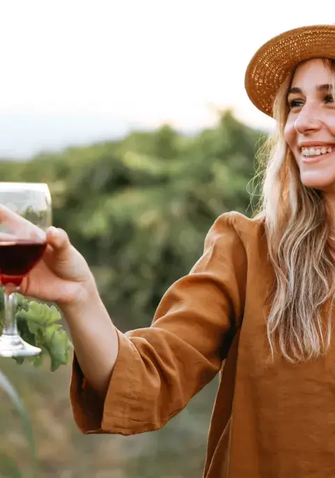 mujer brinda con vino pinot noir