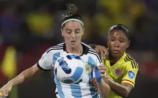 Mariana Larroquette lucha por la pelota con la colombiana Mónica Ramos en la Copa América