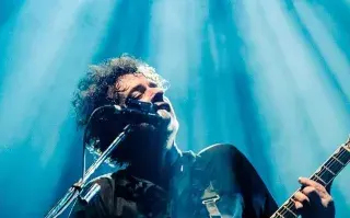 Gustavo Cerati tocando en vivo.