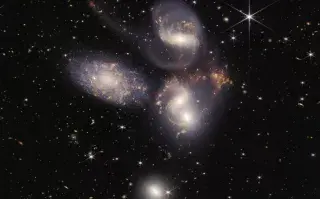 Cinco galaxias atraidas entre sí tomadas por el telescopio James Webb