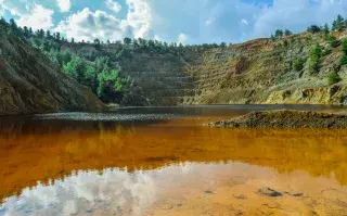Lago ácido contaminado por la megaminería