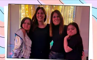 Dolo es mamá de Delfi, una chica muy alegre, curiosa y enamoradiza. Gaby es mamá de Juana; una quinceañera muy cariñosa, empática e inteligente.