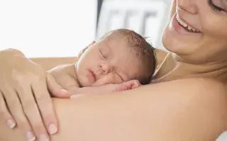 Una mamá con su bebe recién nacido.