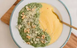 Polenta con crema de espinacas, queso azul y nueces
